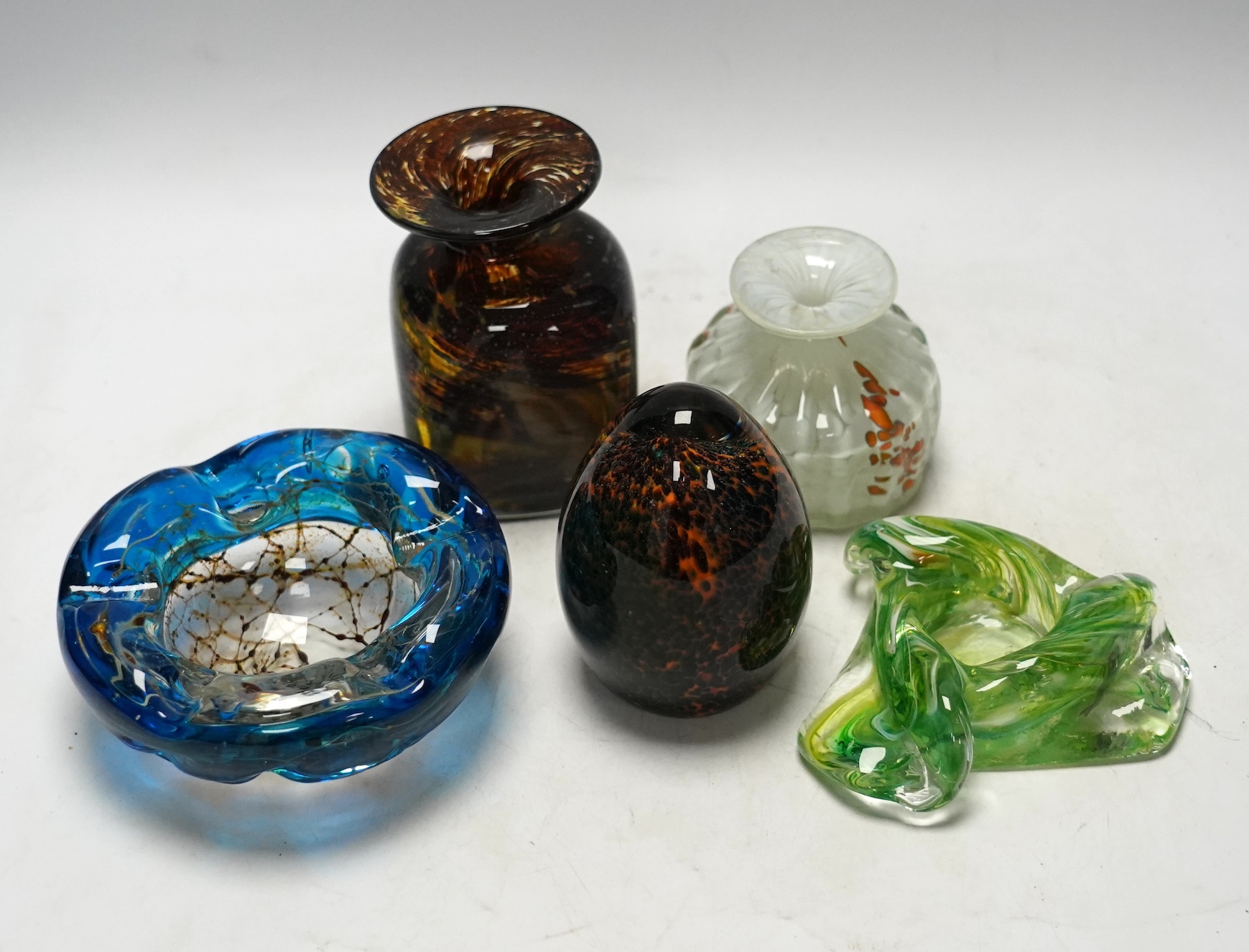 A collection of thirty pieces of Mdina glass, tallest 14cm